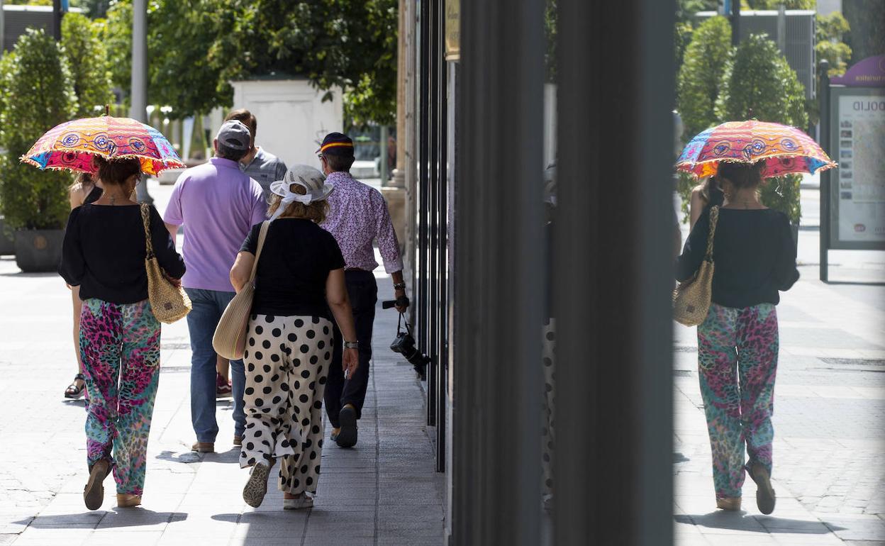 Varias personas caminan por la calle Santiago en plena ola de calor. 