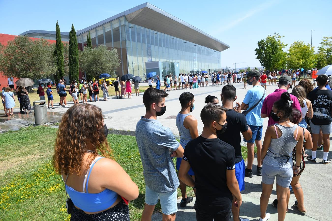 Fotos: Colas de vacunación contra la covid en Valladolid bajo un intenso calor