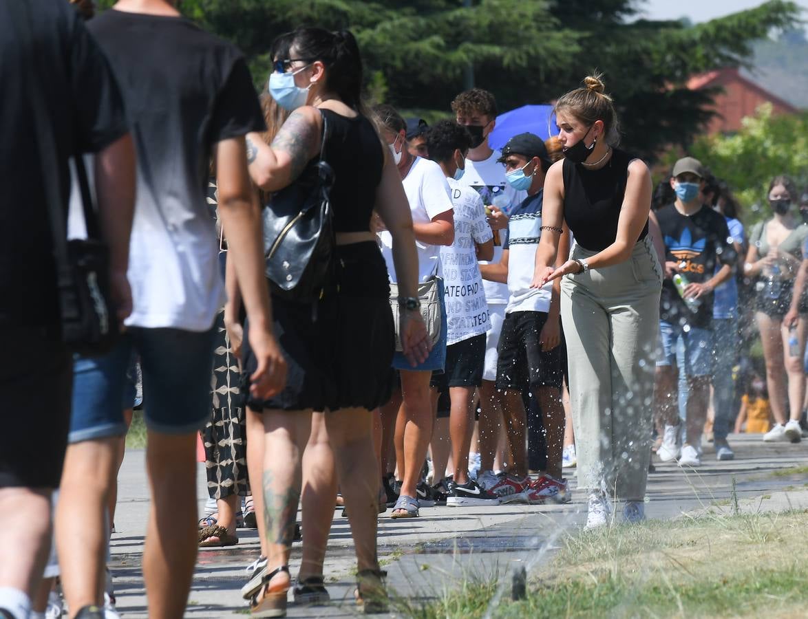 Fotos: Colas de vacunación contra la covid en Valladolid bajo un intenso calor