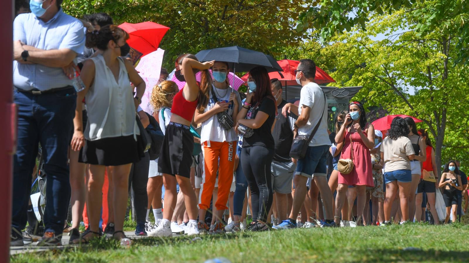Fotos: Colas de vacunación contra la covid en Valladolid bajo un intenso calor