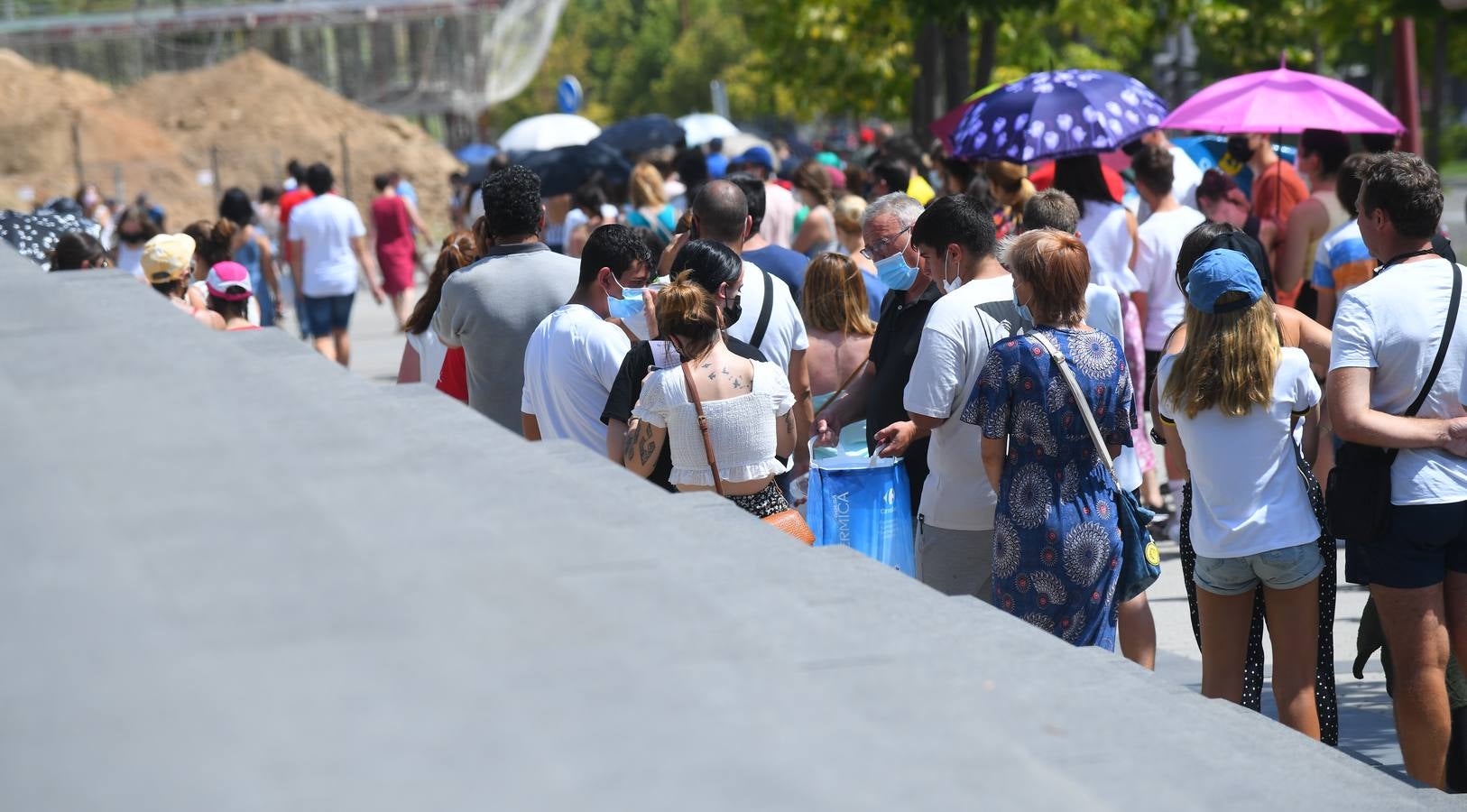 Fotos: Colas de vacunación contra la covid en Valladolid bajo un intenso calor