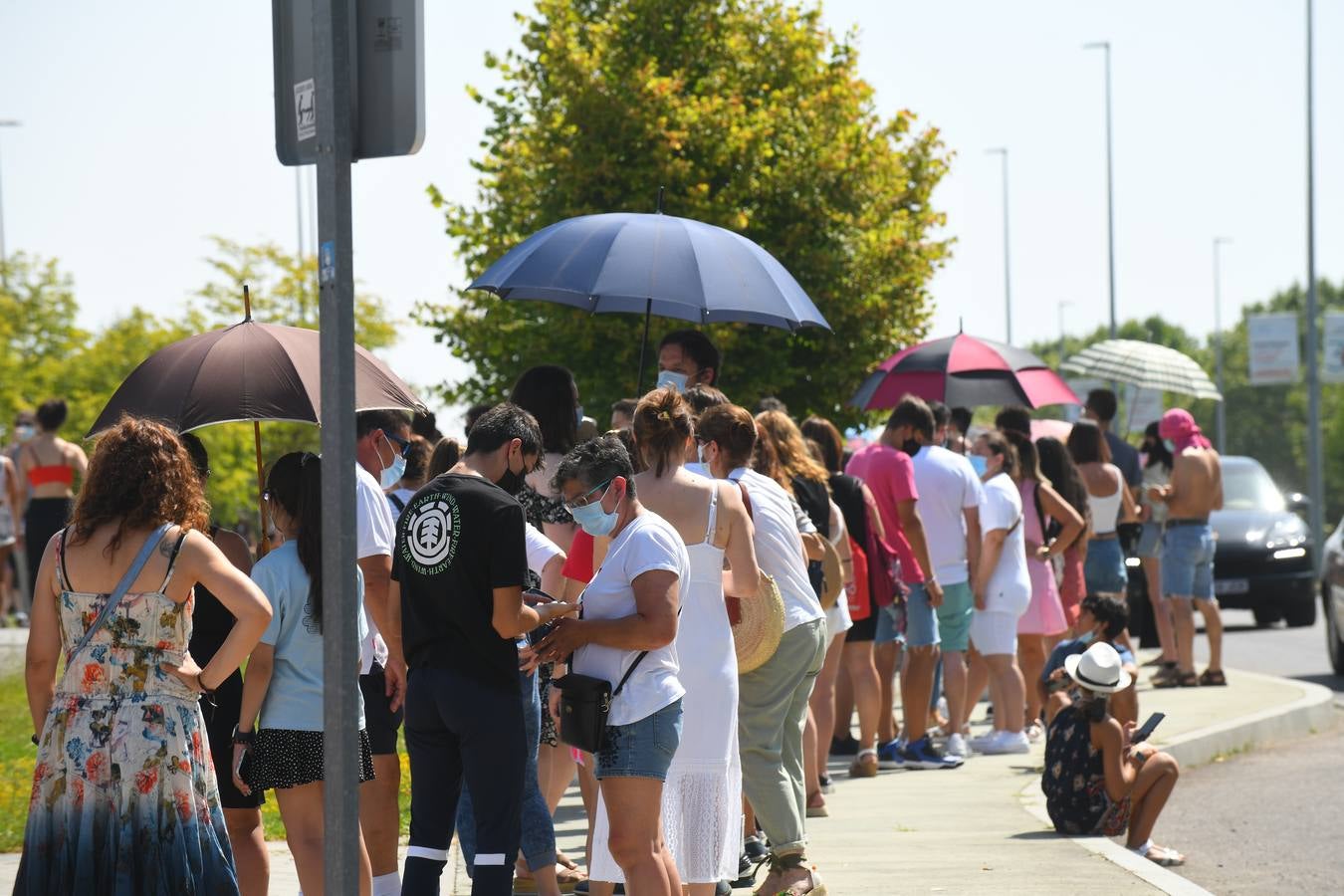 Fotos: Colas de vacunación contra la covid en Valladolid bajo un intenso calor