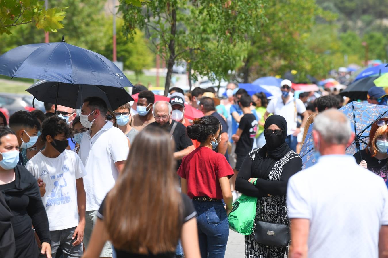 Fotos: Colas de vacunación contra la covid en Valladolid bajo un intenso calor