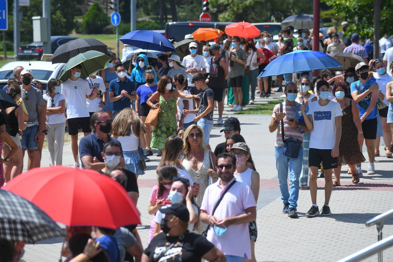 Fotos: Colas de vacunación contra la covid en Valladolid bajo un intenso calor
