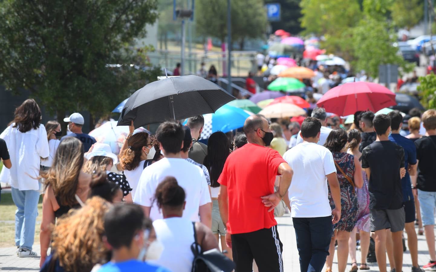 Fotos: Colas de vacunación contra la covid en Valladolid bajo un intenso calor