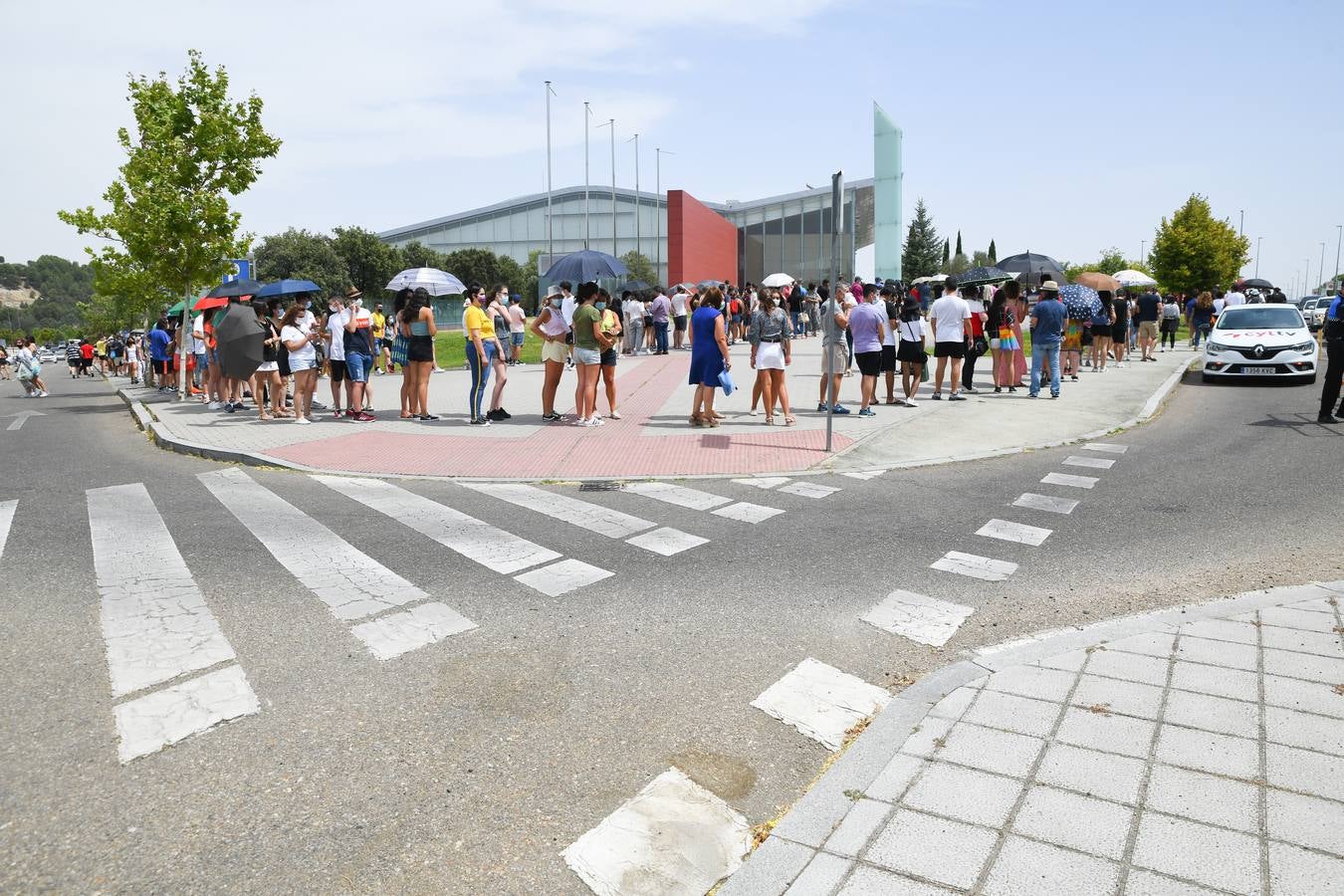 Fotos: Colas de vacunación contra la covid en Valladolid bajo un intenso calor