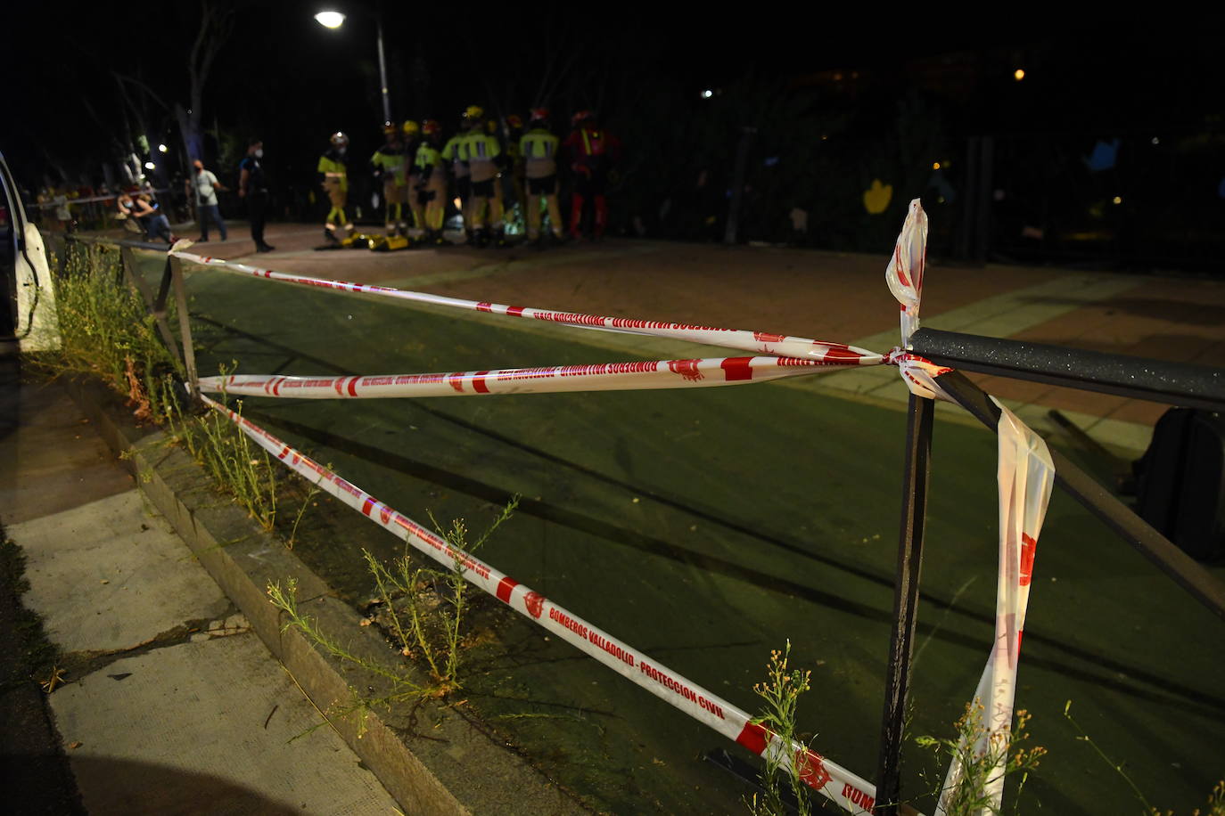 Fotos: Caen al Pisuerga con su coche tras salirse de la vía en Valladolid