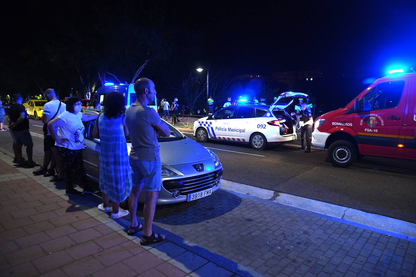 Fotos: Caen al Pisuerga con su coche tras salirse de la vía en Valladolid