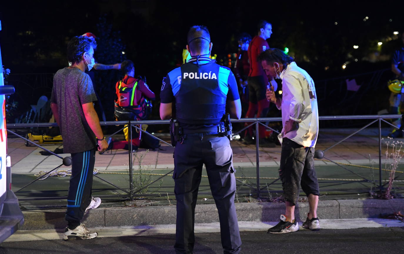 Fotos: Caen al Pisuerga con su coche tras salirse de la vía en Valladolid