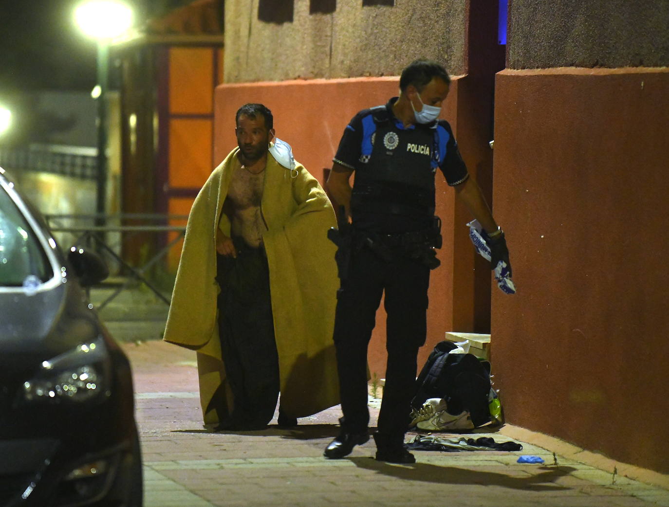 Fotos: Caen al Pisuerga con su coche tras salirse de la vía en Valladolid