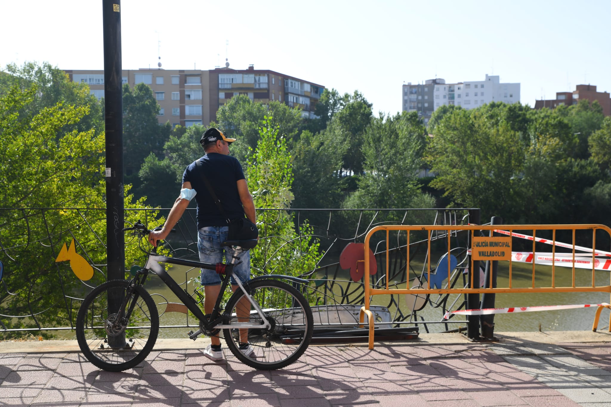 Fotos: Caen al Pisuerga con su coche tras salirse de la vía en Valladolid