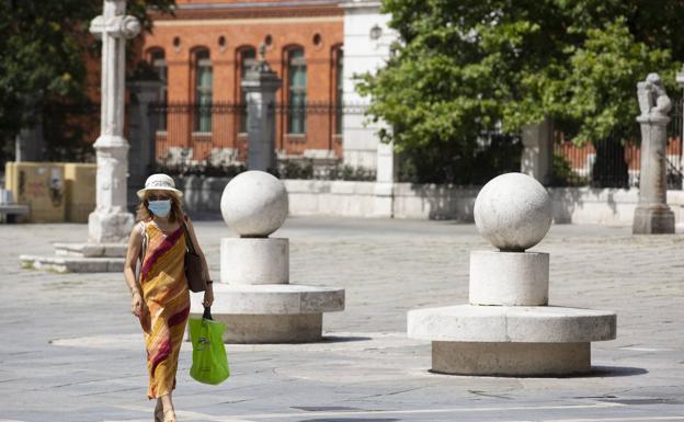 Una mujer camina sola por la plaza de San Pablo, en Valladolid capital. 