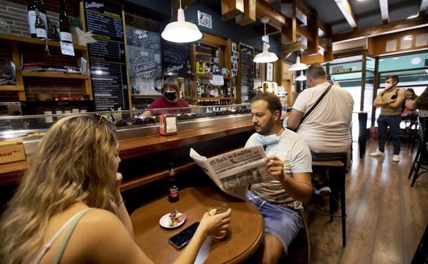 Imagen del interior de un bar el día en el que se decidió cerrar las barras de los bares.