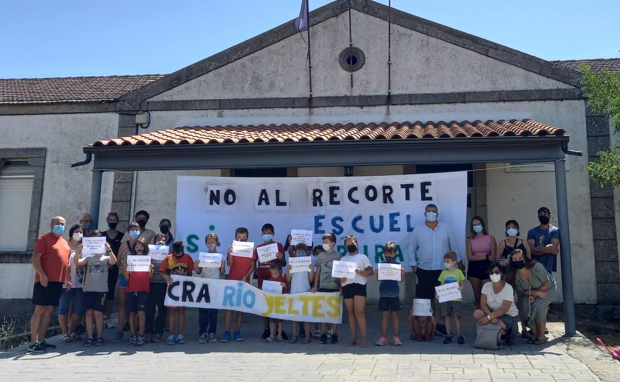 Padres y alumnos, acompañados del alcalde, junto a las pancartas.