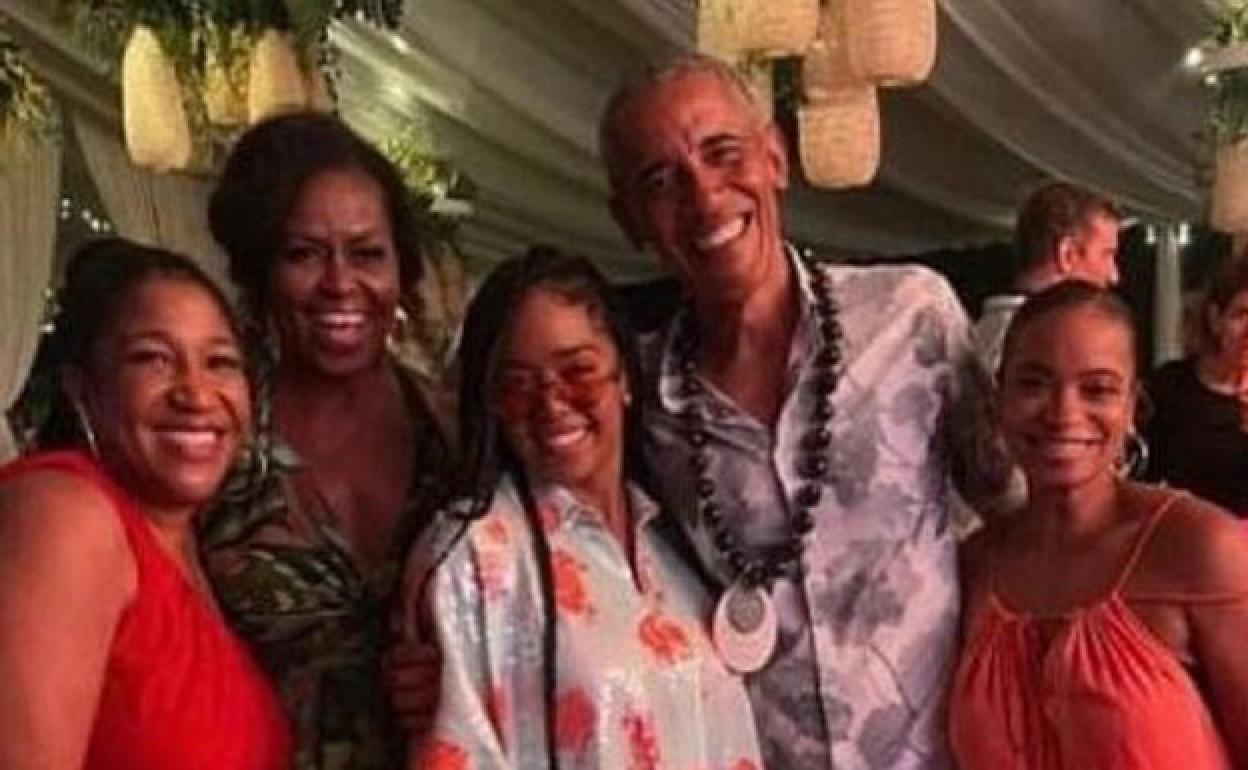 Obama y su mujer, en una fiesta multitudinaria. 