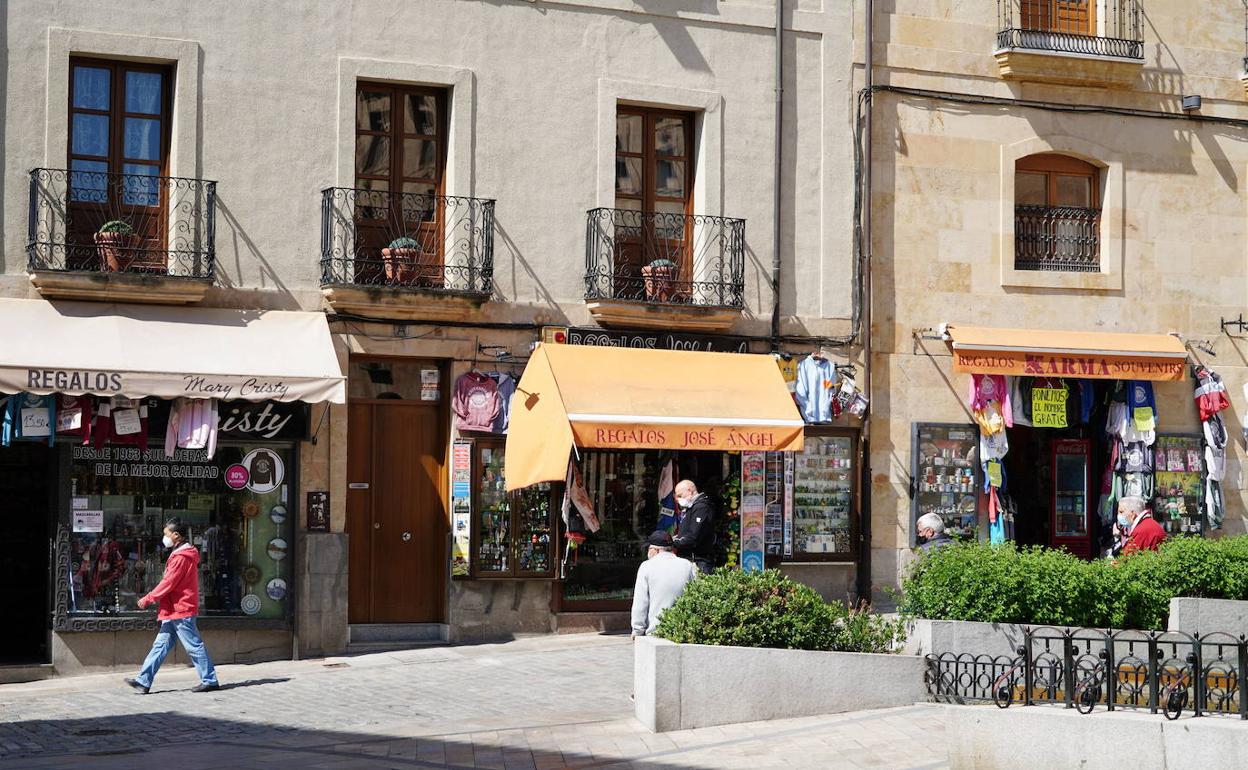 Varios negocios en una de las principales vías de Salamanca. 