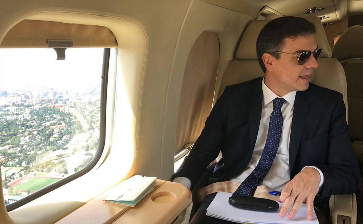 Pedro Sánchez, a bordo del Falcon, dirigiéndose a Bruselas.