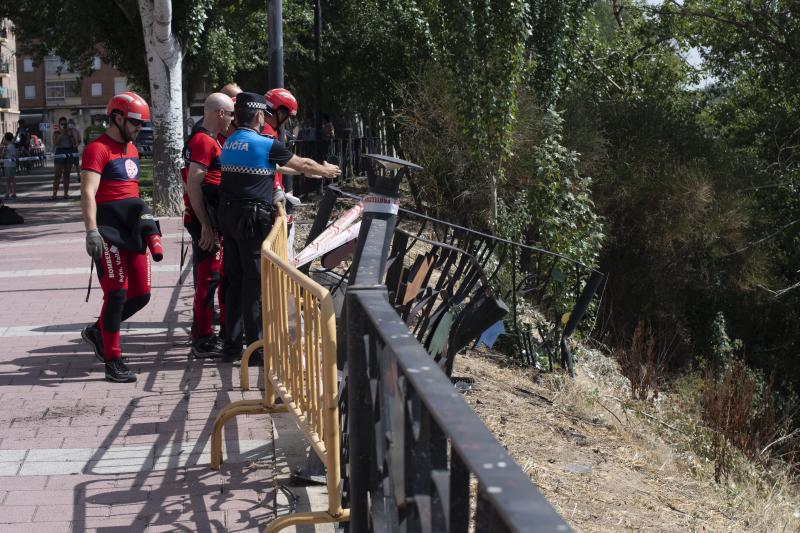 Fotos: Los bomberos sacan del Pisuerga el coche que cayó con tres personas dentro