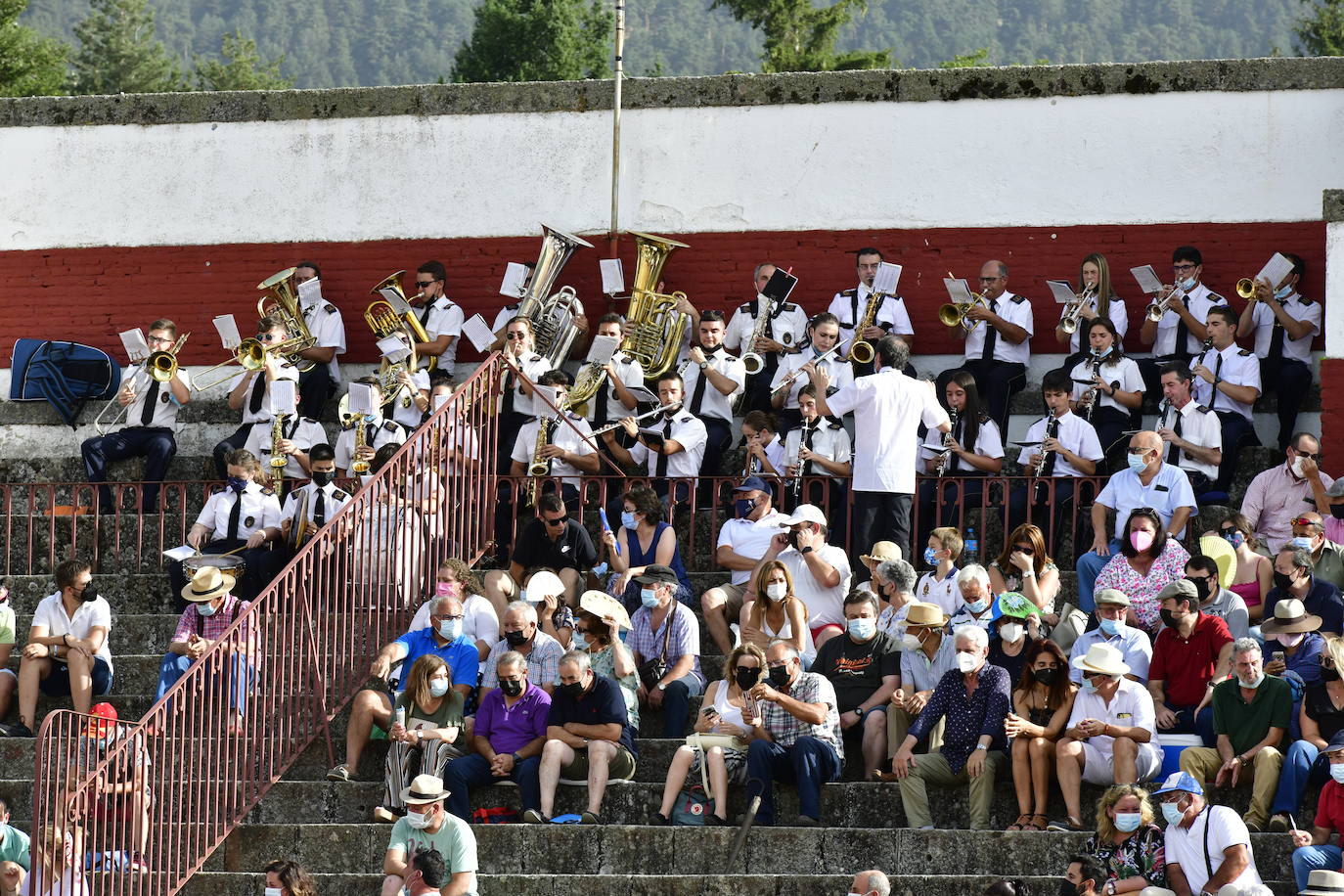 Imágenes de la corrida de este viernes en El Espinar.