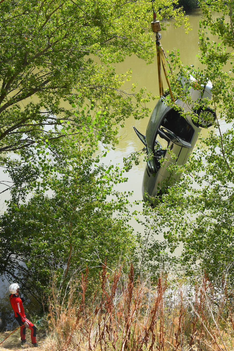 Fotos: Los bomberos sacan del Pisuerga el coche que cayó con tres personas dentro