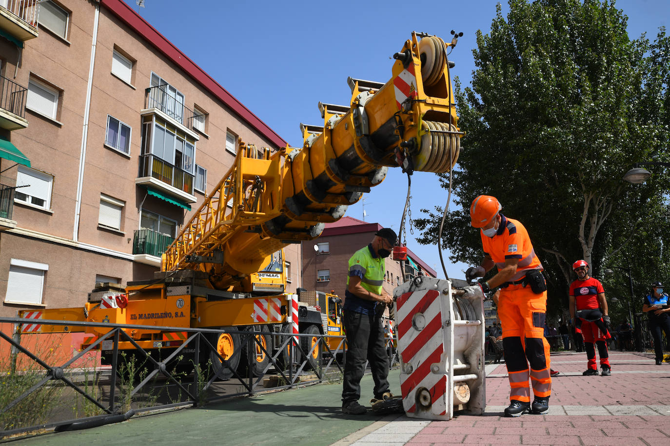 Fotos: Los bomberos sacan del Pisuerga el coche que cayó con tres personas dentro