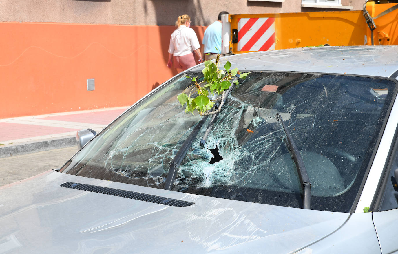 Fotos: Los bomberos sacan del Pisuerga el coche que cayó con tres personas dentro