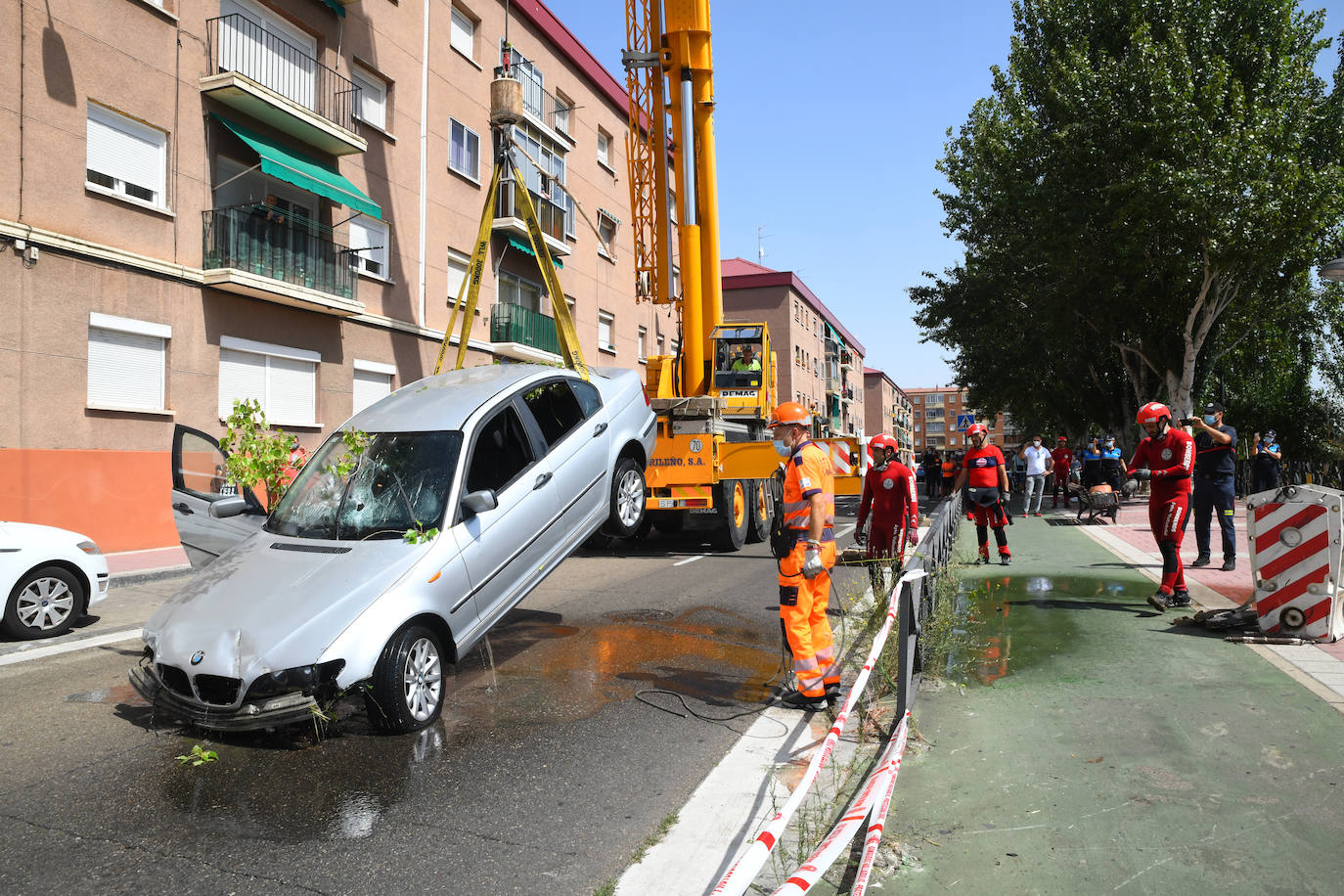 Fotos: Los bomberos sacan del Pisuerga el coche que cayó con tres personas dentro