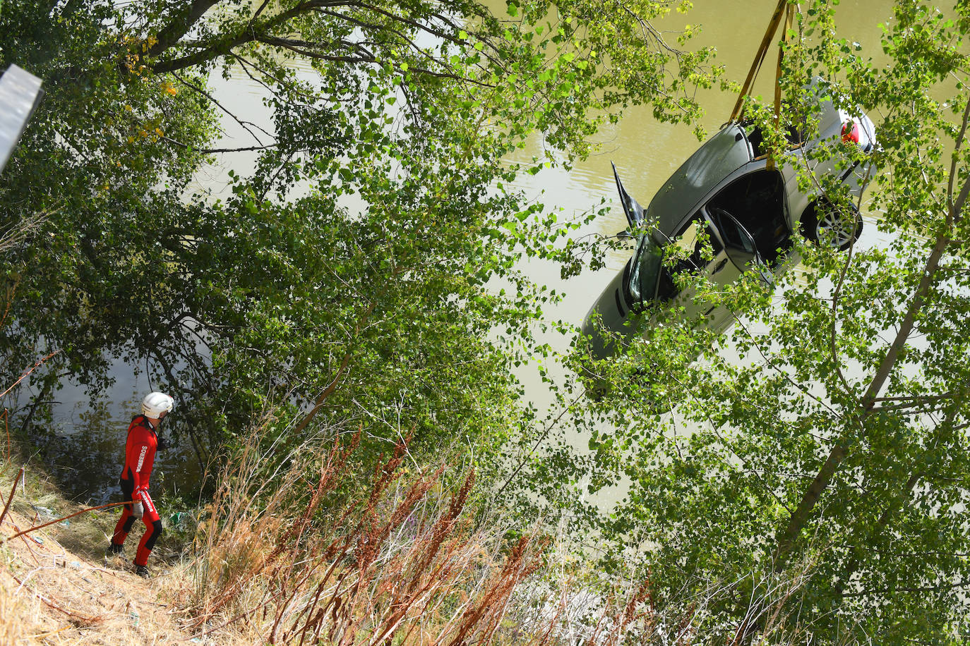 Fotos: Los bomberos sacan del Pisuerga el coche que cayó con tres personas dentro