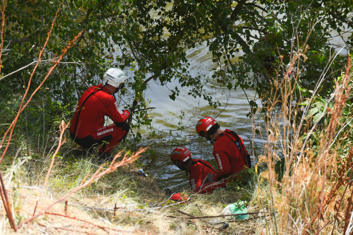 Fotos: Los bomberos sacan del Pisuerga el coche que cayó con tres personas dentro