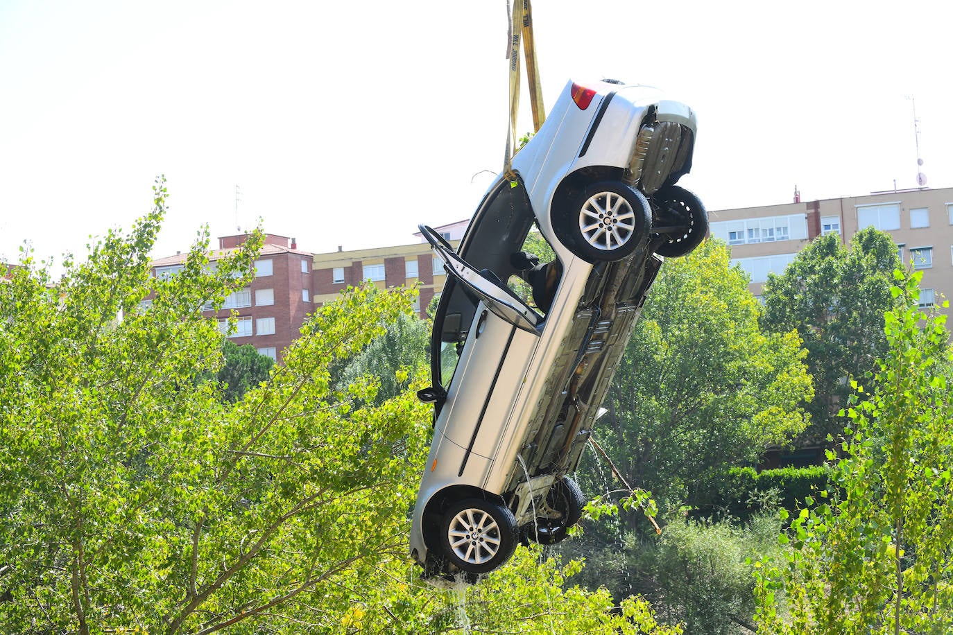 Fotos: Los bomberos sacan del Pisuerga el coche que cayó con tres personas dentro