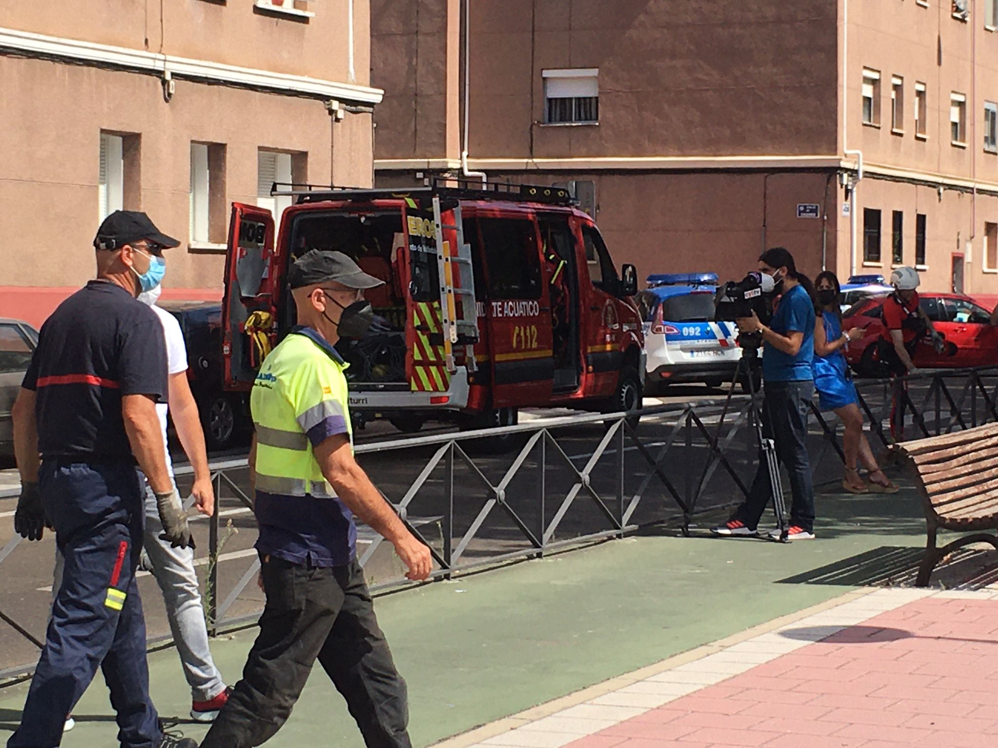 Fotos: Los bomberos sacan del Pisuerga el coche que cayó con tres personas dentro