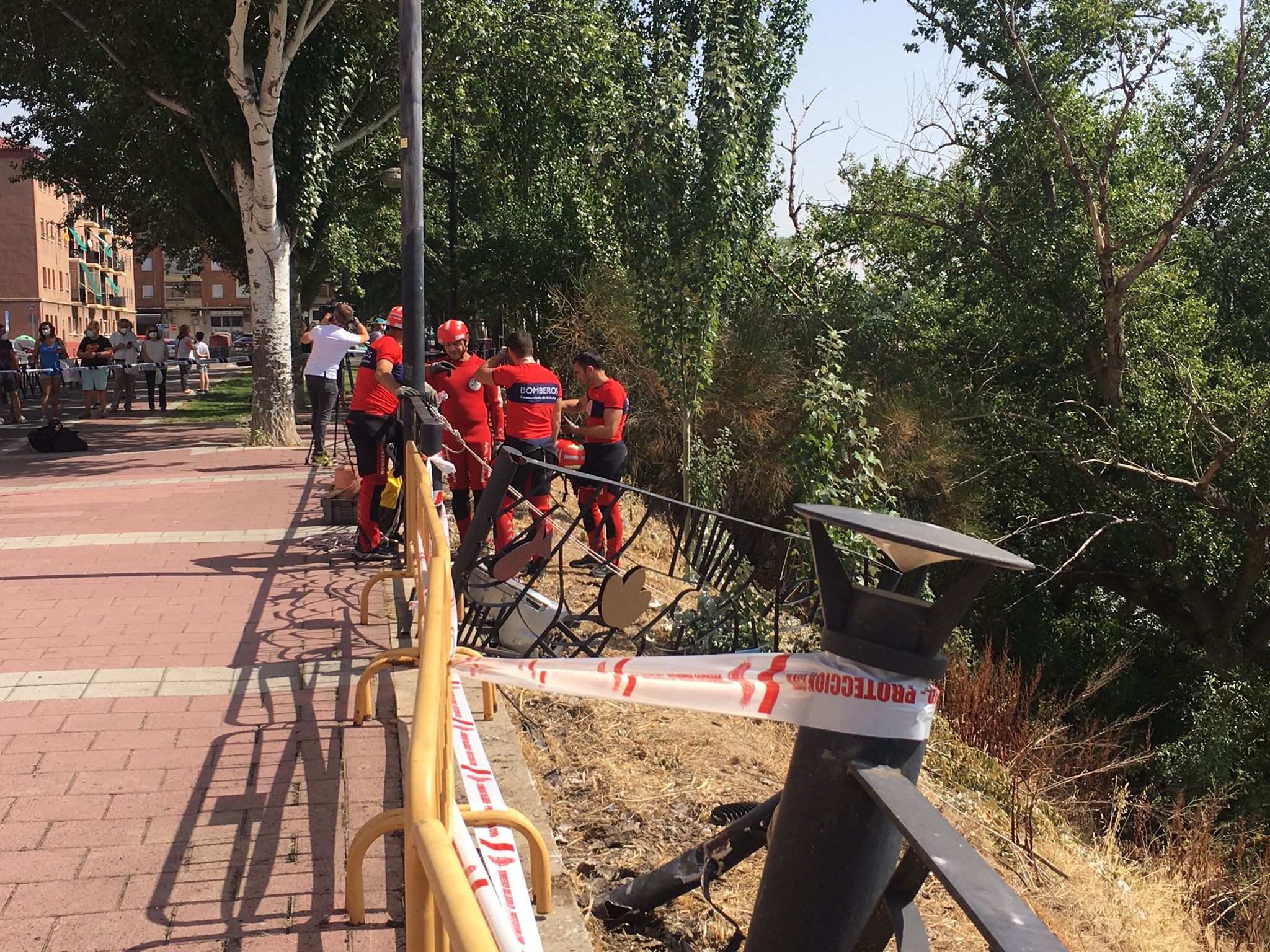 Fotos: Los bomberos sacan del Pisuerga el coche que cayó con tres personas dentro