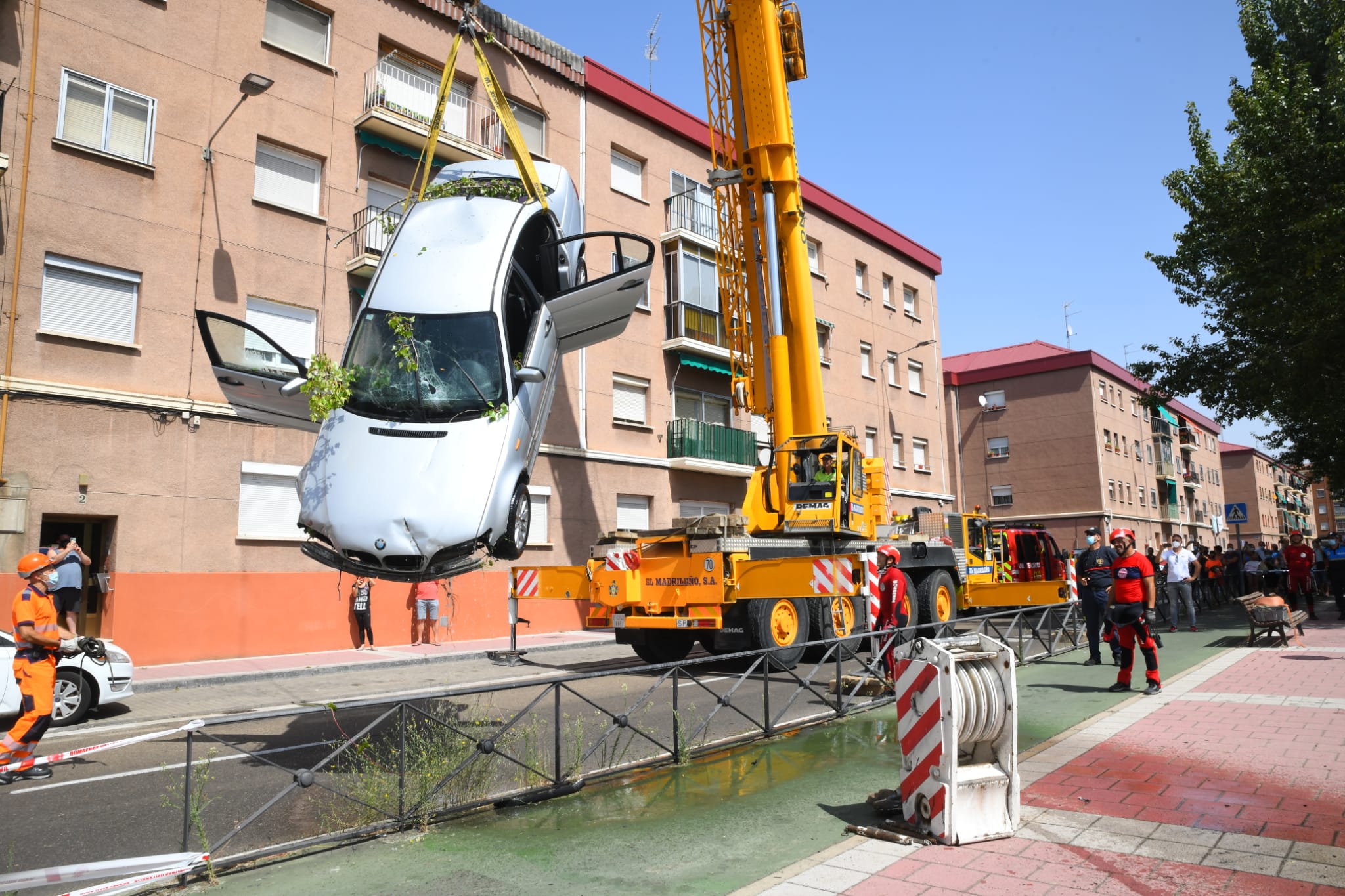 Fotos: Los bomberos sacan del Pisuerga el coche que cayó con tres personas dentro
