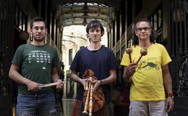 Los músicos Pichu Drummer, Germán Ruiz y Yonder Rodríguez. 