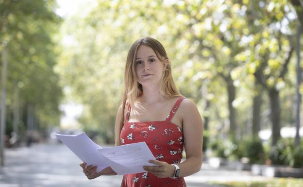 La estudiante vallisoletana, Patricia Gangoso, con las pruebas que certifican que pasó la covid en mayo 