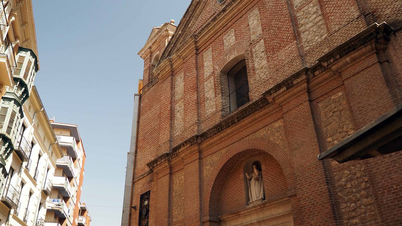 Entre los monumentos más importantes de este barrio se encuentran plaza Mayor, plaza Zorrilla o plaza España, entre otros