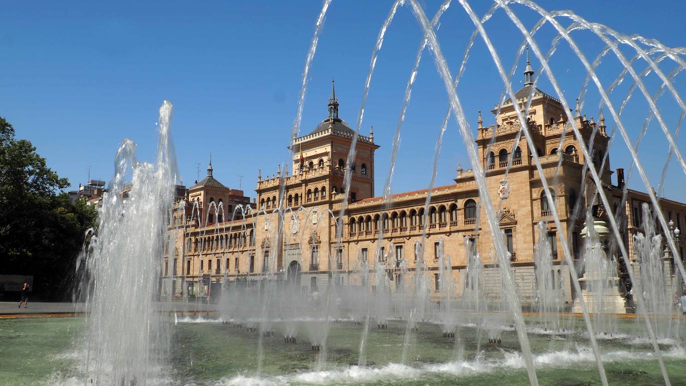 Entre los monumentos más importantes de este barrio se encuentran plaza Mayor, plaza Zorrilla o plaza España, entre otros