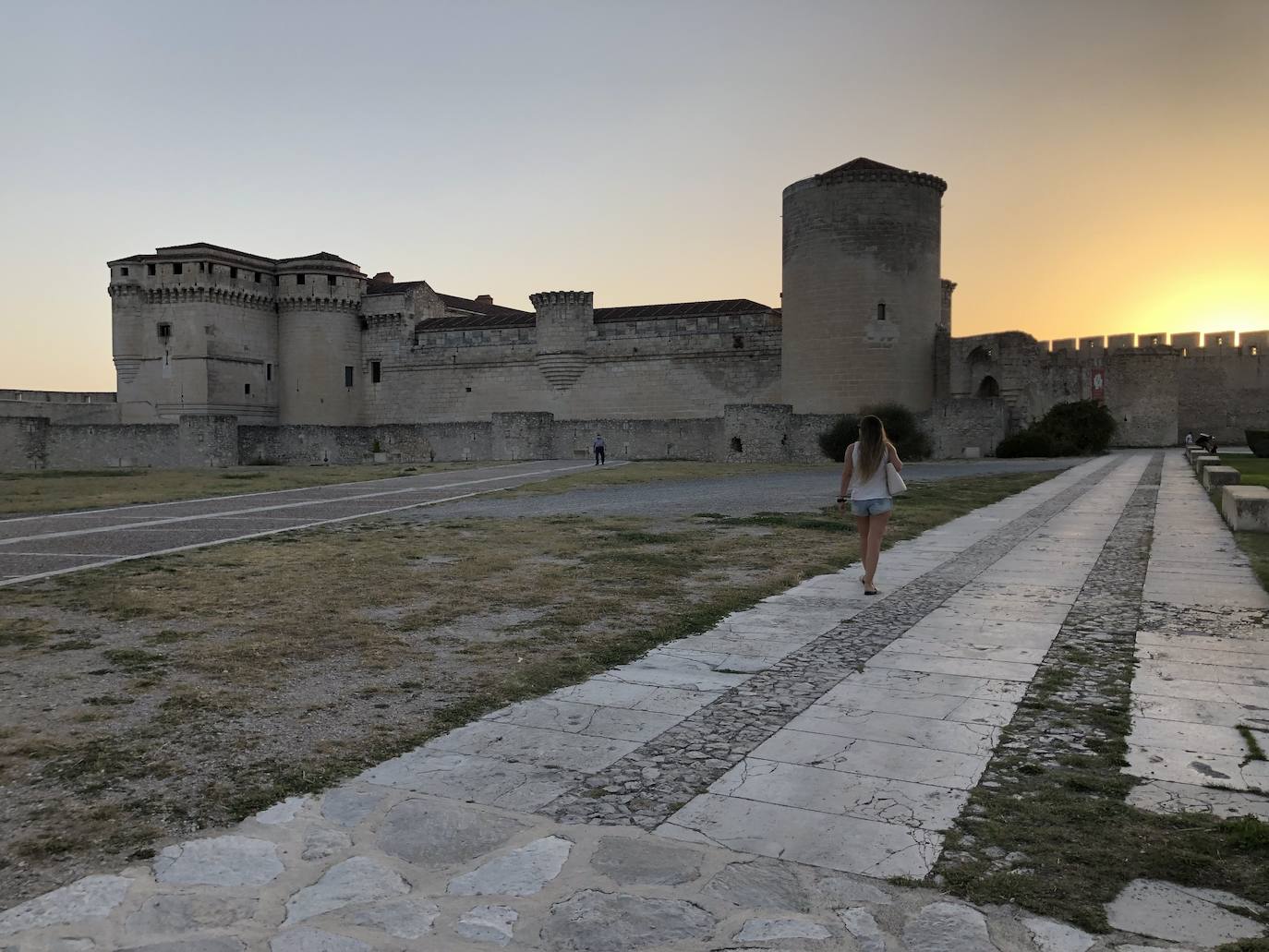 Últimos rayos de sol sobre el castillo de Cuéllar este viernes.