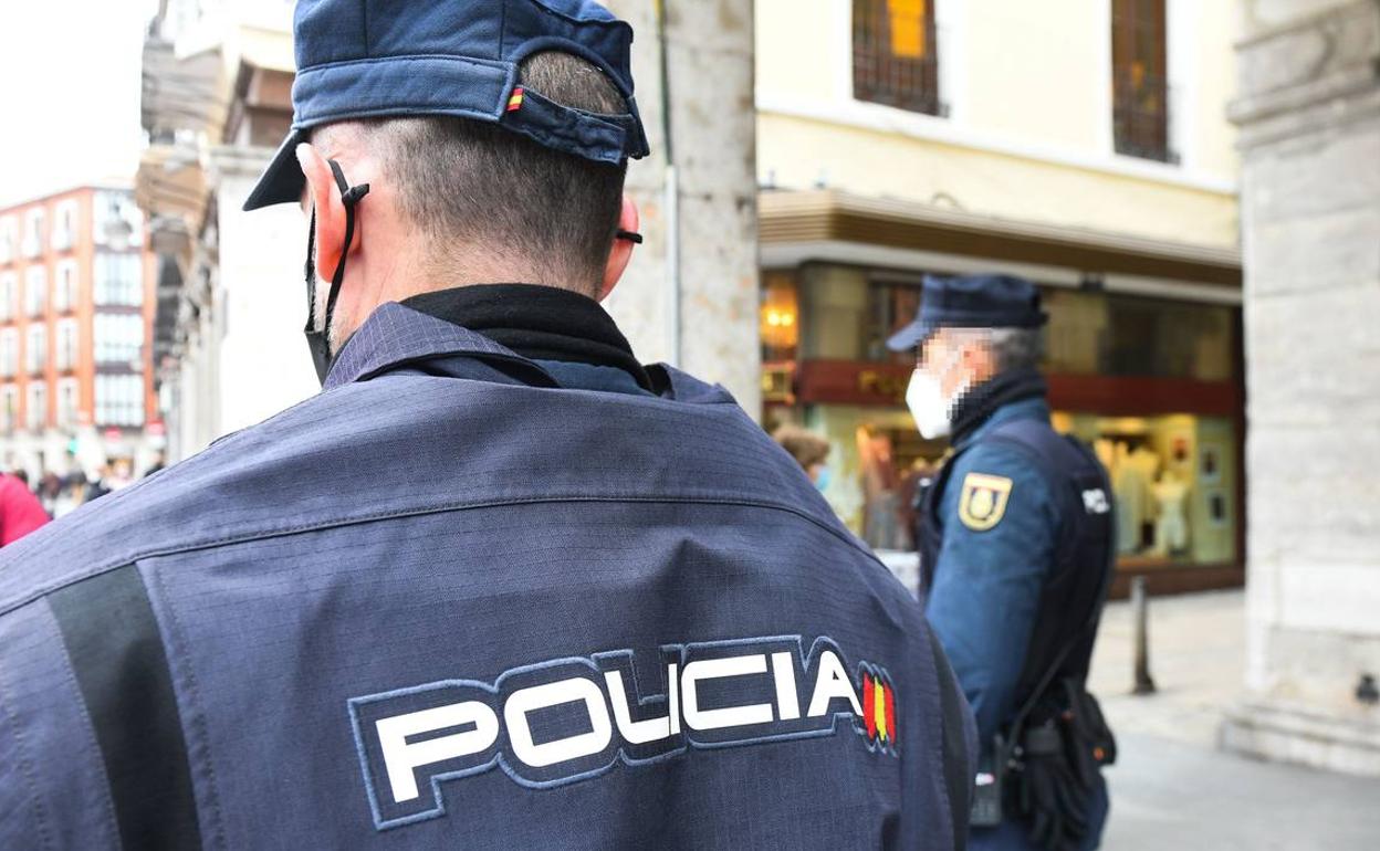 Dos agentes de la Policía Nacional patrullan por la calle.