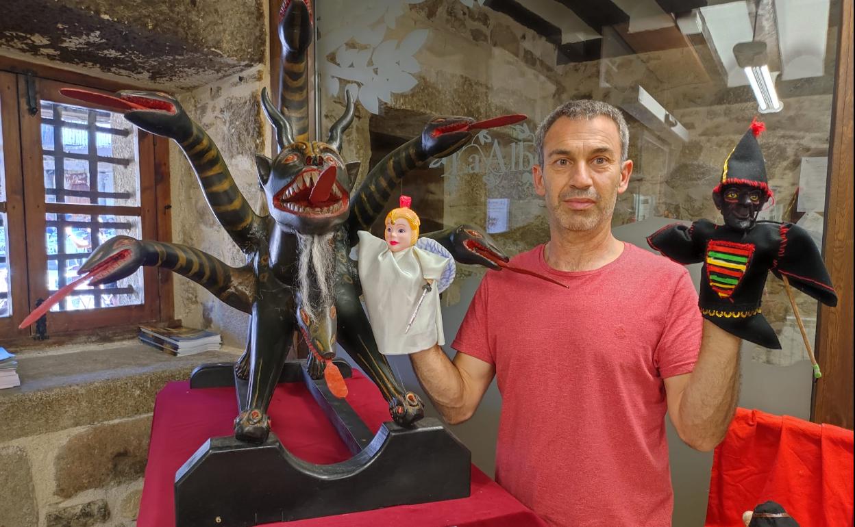 Miguel Ángel Luengo junto a los títeres creados para la Loa dedicada al público infantil. 