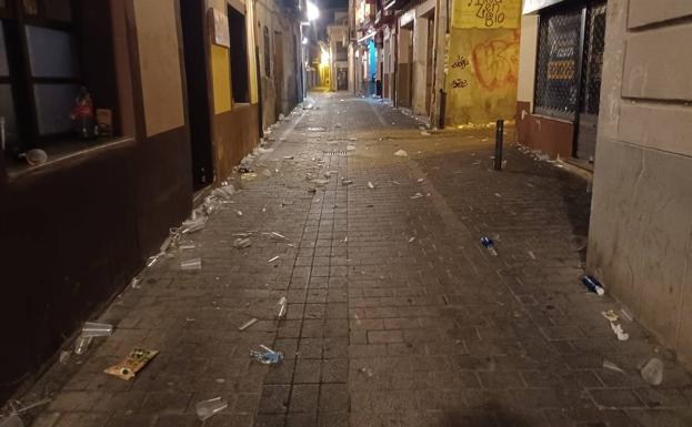 Estado en el que quedó la calle Derecha al Salvador de Peñafiel después de que decenas de jóvenes salieran a la calle a celebrar las 'no fiestas'. 