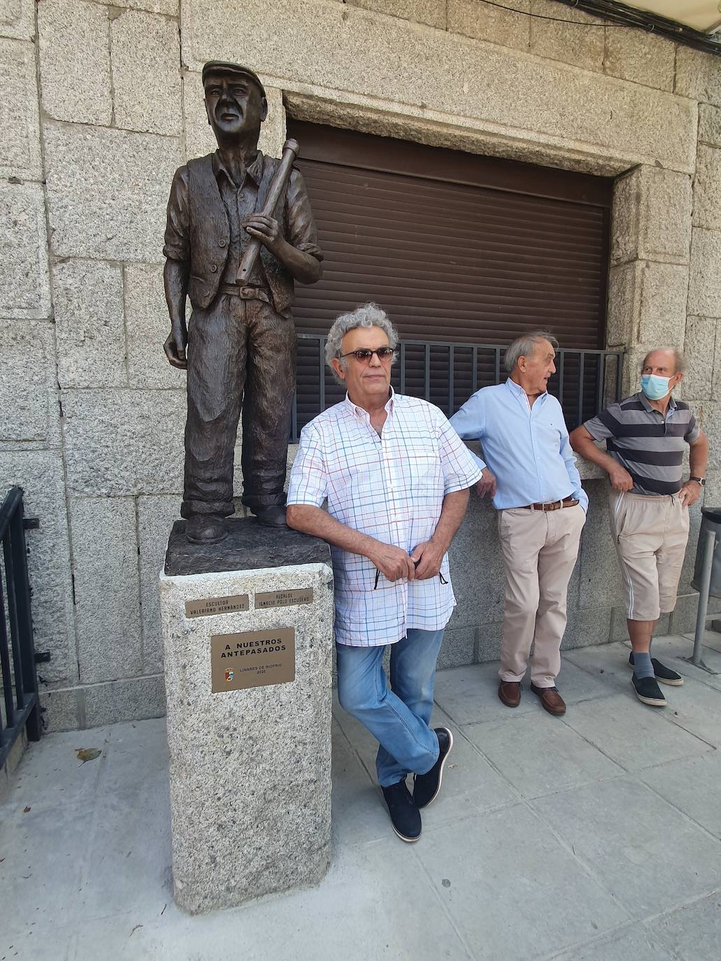 Fotos: El hombre de campo pervivirá en Linares de Riofrío en bronce