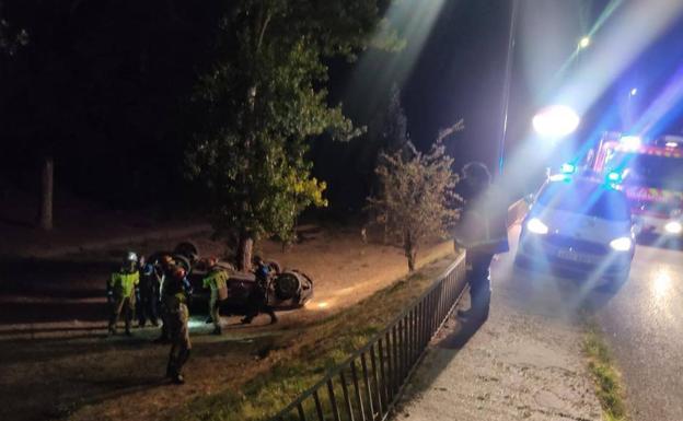 Cinco jóvenes caen con el coche por un gran terraplén en Valladolid y el conductor se da a la fuga