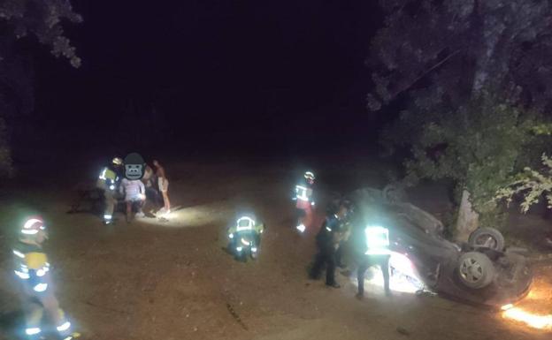 Imagen principal - Detenido en Rondilla el conductor que se fugó tras dejar a cuatro jóvenes heridos después de caer por un terraplén