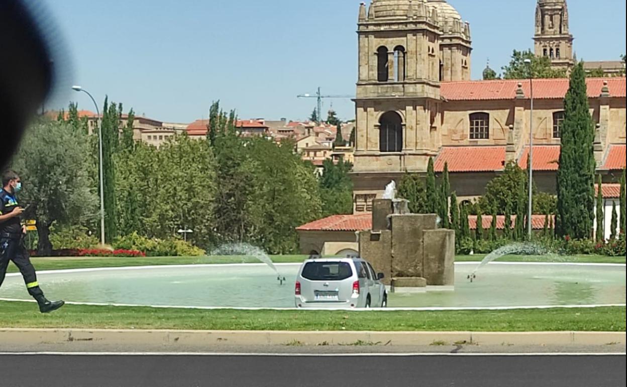 Un coche termina en la fuente de la glorieta de Vettones y Vacceos. 