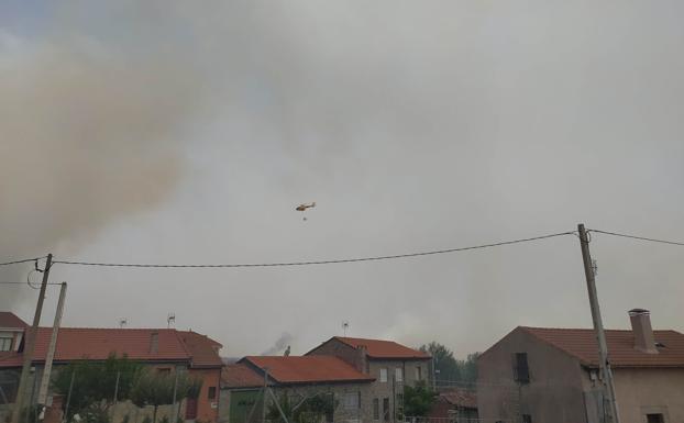 El helicóptero de la base del Puerto del Pico descarga agua sobre el término municipal de Sotalbo. 