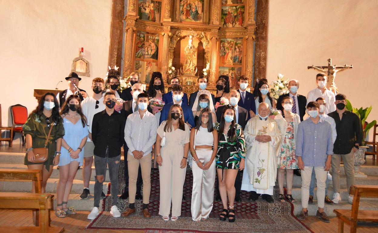Linares de Riofrío celebra una eucaristía en honor a la Virgen de la Asunción. 