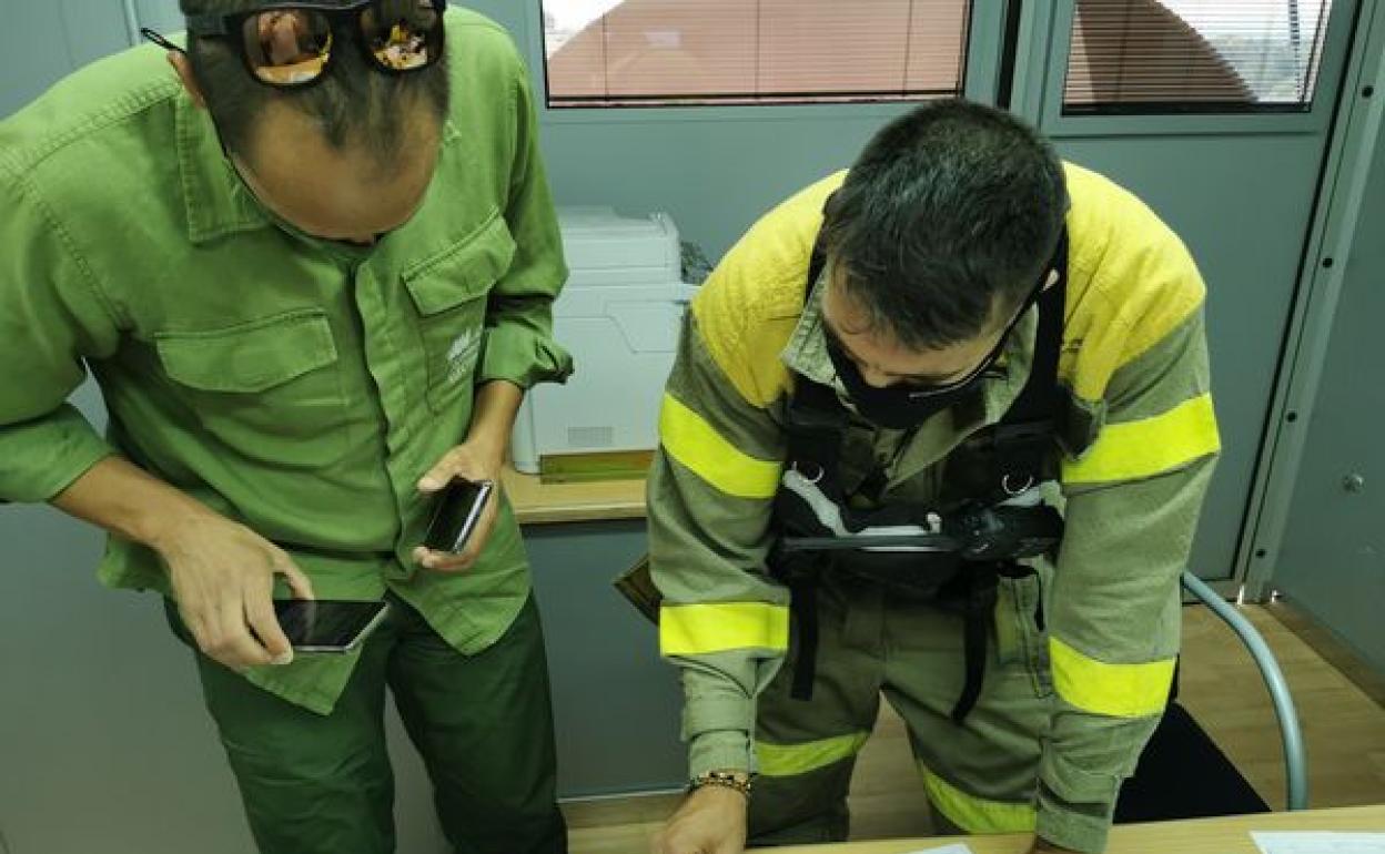 Operarios de la lucha contra el fuego desplazasdos a Candeleda. 