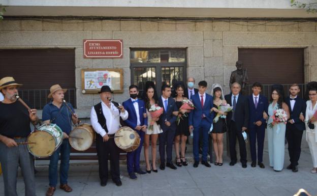 Imagen principal - Los vecinos de Linares de Riofrío celebran sus fiestas.