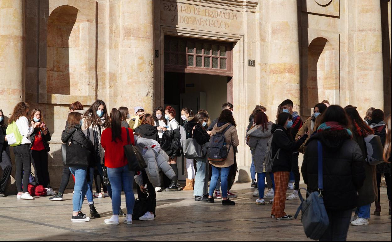 Numerosos estudiantes, a las puertas de una facultad de la Universidad de Salamanca.. 